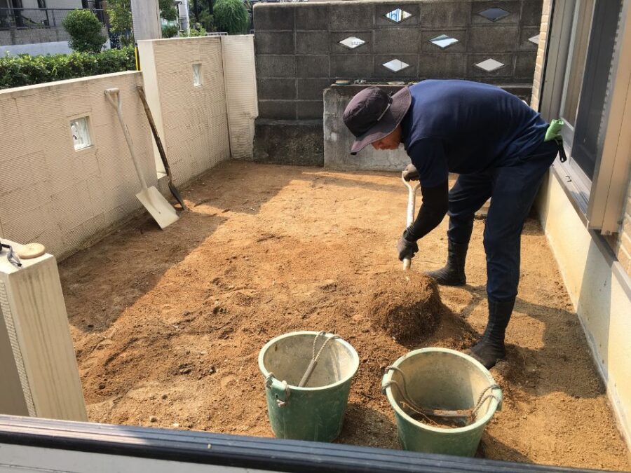 雑草対策の作業をしている庭師